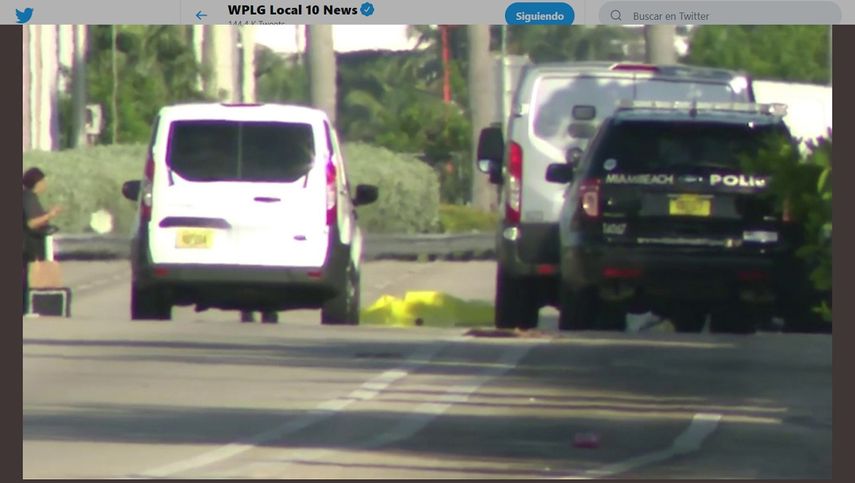 Imagen publicada en la cuenta de Twitter del canal de noticias Local10, en la que se observa el cuerpo del ciclista cubierto por una manta amarilla en la escena del accidente.