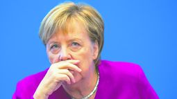 La canciller alemana, Angela Merkel, reflexiona durante una reunión gubernamental.&nbsp;