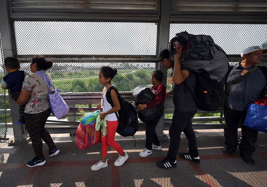 Inmigrantes indocumentados cruzan a territorio estadounidense. Muchas familias llegan con sus niños que demandan beneficios como la educación por lo que los estados deben aportar más recursos