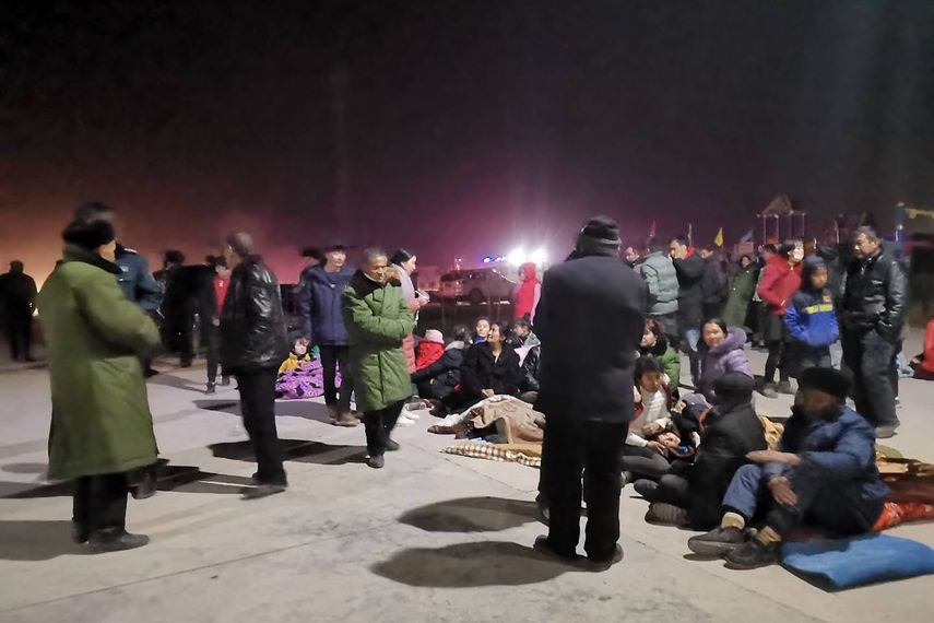 En esta imagen proporcionada por la agencia china de noticias Xinhua, gente congregada en un espacio abierto tras un sismo en el condado de Jiashi, en la prefectura de Kashgar, en la Reig&oacute;n Aut&oacute;noma Uigur de Xinjiang, en el noroeste de China, el lunes 20 de enero de 2020.&nbsp;