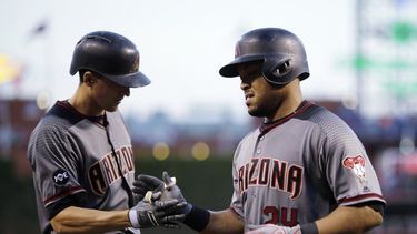 Yasmany Tomás (derecha)&nbsp; firma en liga invernal