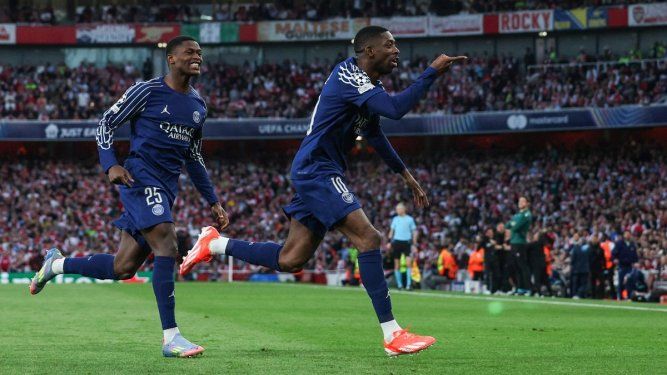 &nbsp;El delantero francés del París Saint-Germain, Ousmane Dembele (D), celebra tras anotar el primer gol de su equipo durante el partido de ida de las semifinales de la UEFA Champions League contra el Arsenal en el Emirates Stadium, en el norte de Londres, el 29 de abril de 2025.