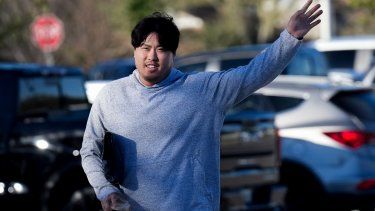 El abridor de los Azulejos de Toronto, Hyun-Jin Ryu, llega a las instalaciones de su equipo para los entrenamientos de primavera en Dunedin, Florida, el lunes 13 de febrero del 2023.&nbsp;