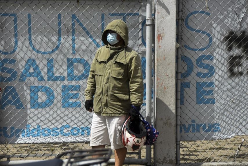 Un hombre espera información sobre un familiar ingresado con COVID-19 fuera de un hospital de campaña instalado en el Parque Industrial de la Ciudad de Guatemala, el 1 de septiembre de 2021.&nbsp;