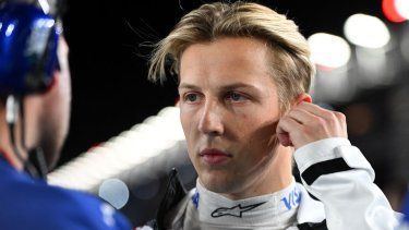 El piloto Liam Lawson escucha instrucciones durante el Gran Premio de Las Vegas, el 23 de noviembre de 2024.
