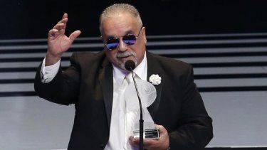 El salsero Willie Colón recibe el premio a la mejor música afroamericana durante la ceremonia de las Lunas del Auditorio Nacional, en la Ciudad de México, el 31 de octubre de 2018. 