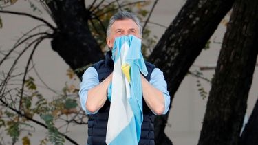 El presidente argentino Mauricio Macri sostiene una bandera nacional durante un evento en Buenos Aires, Argentina, el sábado 28 de septiembre de 2019.