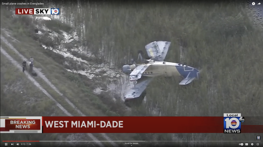 Una captura de pantalla del canal de noticias Local 10 donde se aprecia el estado de la avioneta.&nbsp;