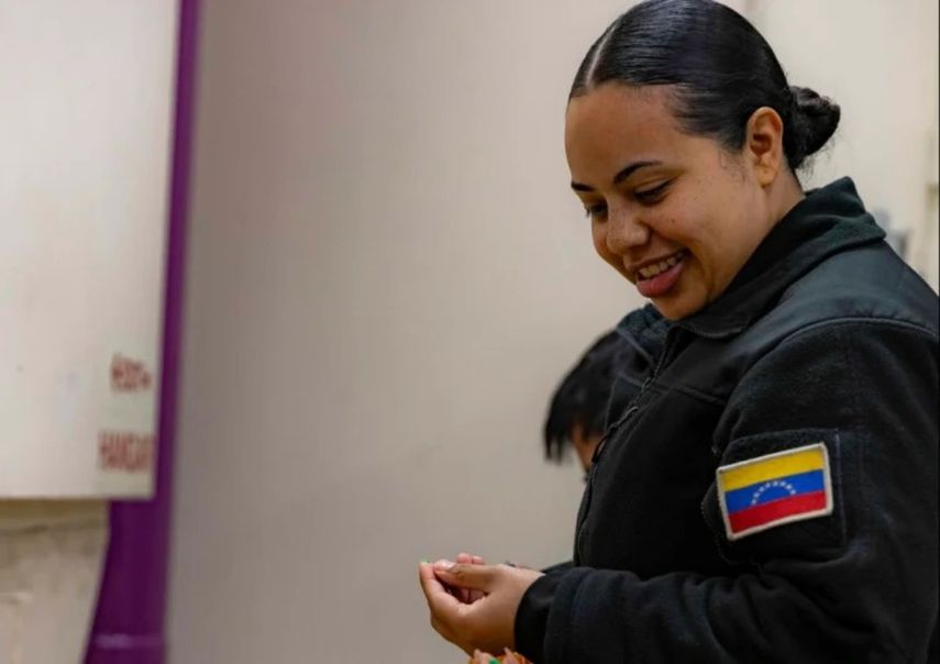 La suboficial de aviación de primera clase, Alix Marcano, porta orgullosamente la bandera venezolana en su uniforme