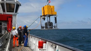 A bordo del buque de investigación alemán Sonne frente a las costas de Chile, listo para tomar muestras a 8 kilómetros de profundidad en el sistema de la Fosa de Atacama