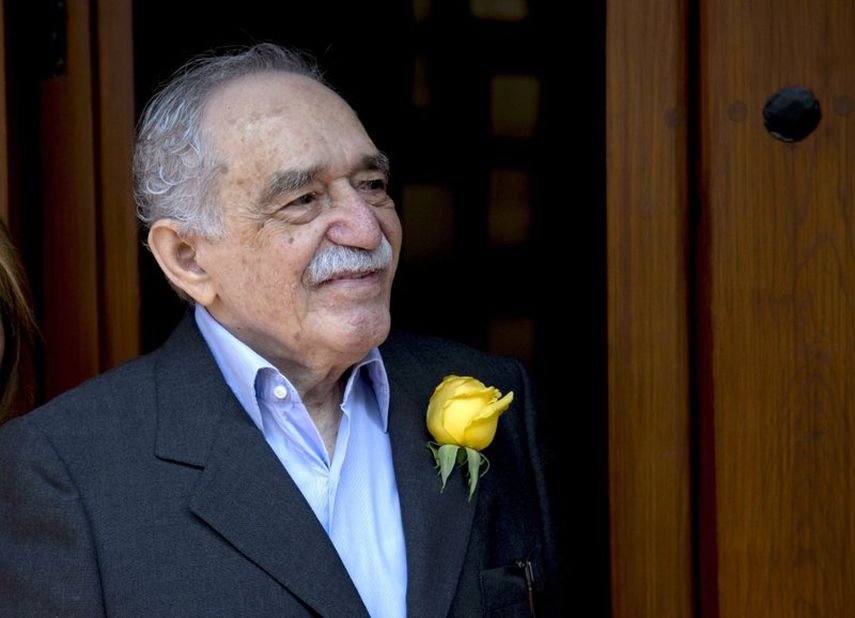 En esta foto de archivo del seis de marzo de 2014, el premio Nobel de Literatura Colombiana Gabriel Garc&iacute;a M&aacute;rquez aparece afuera de su casa en M&eacute;xico. Sus libros mantienen su venta.&nbsp;