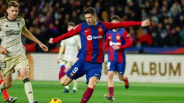 Robert Lewandowski del Barcelona anota el segundo gol de su equipo en el empate 3-3 con el Granada en el Estadio Olimpic Lluis Companys, el domingo 11 de febrero del 2024.
