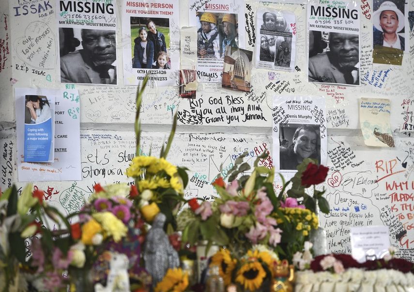 Mensajes de condolencia, flores y fotos de los desaparecidos en las inmediaciones de la torre Grenfell, en la que un devastador&nbsp;incendio provocó al menos 80 muertos o desaparecidos, en el barrio de Kensington en Londres.