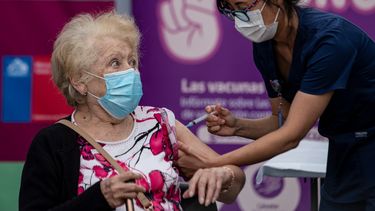 Una anciana recibe la vacuna CoronaVac para COVID-19 desarrollada por la compañía biofarmacéutica china Sinovac Biotech, en una clínica en Santiago, Chile, el miércoles 3 de febrero de 2021