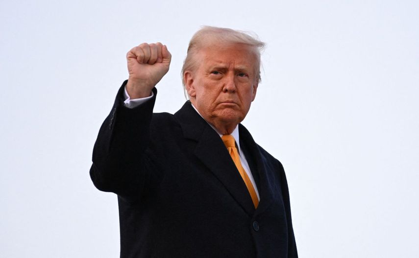 El presidente Donald J. Trump saluda antes de entrar al Air Force One.
