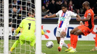 El delantero brasileño #09 Endrick del Lyon remata durante el partido de octavos de final de la Copa de Francia entre el Olympique Lyonnais y el Laval Stade Mayenne FC en el estadio Groupama de Lyon el 4 de febrero de 2026.&nbsp;