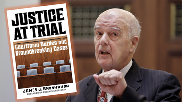 El abogado James Brosnahan en una audiencia en la Corte Suprema de California en San Francisco, el martes 10 de enero de 2012, junto a la portada de su libro de memorias Justice at Trial: Courtroom Battles and Groundbreaking Cases. 