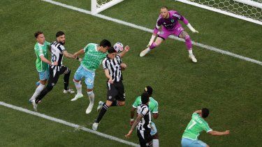 Jair Cunha #32 de Botafogo marca el primer gol de su equipo durante el partido del Grupo B de la Copa Mundial de Clubes de la FIFA 2025 entre Botafogo FR y Seattle Sounders FC en Lumen Field el 15 de junio de 2025 en Seattle, Washington.