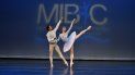Una pareja de bailarines compite en el Miami International Ballet Competition (MIBC). 
