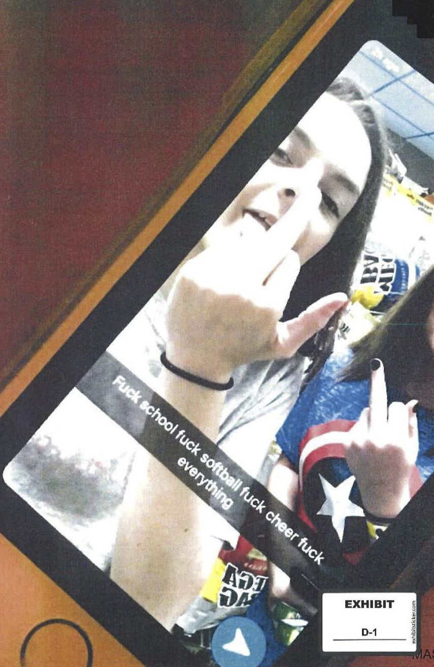 La imagen proporcionada por la Unión Americana de Libertades Civiles y la cual fue presentada como evidencia ante la Corte Suprema de Estados Unidos, muestra una publicación en Snapchat de Brandi Levy, izquierda, en la que ella y una compañera de clase muestran el dedo medio en una tienda de conveniencia en Mahonoy City, Pennsylvania, junto con un mensaje cargado de obscenidades escrito por Levy. dedo