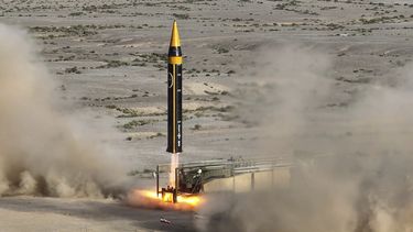 La foto difundida por el Ministerio de Defensa de Irán el jueves 25 de mayo de 2023 muestra el lanzamiento de un misil Khorramshahr-4 desde un lugar no revelado del país.