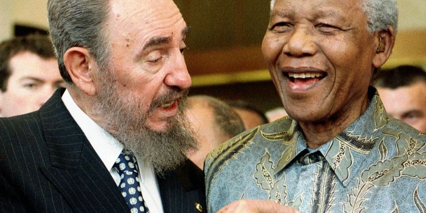 El fallecido mantarario cubano Fidel Castro, junto al fallecido presidente sudafricano Nelson Mandela.