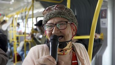 Marlene Alfonso, una abuela venezolana de 69 años que se hace llamar Cindy sin dientes, canta sobre la vida de los migrantes de su país con la esperanza de recibir propinas de los viajeros en el Transmilenio, el sistema de autobuses públicos atestado y asotado por el crimen en Bogotá, el martes 3 de noviembre de 2020.