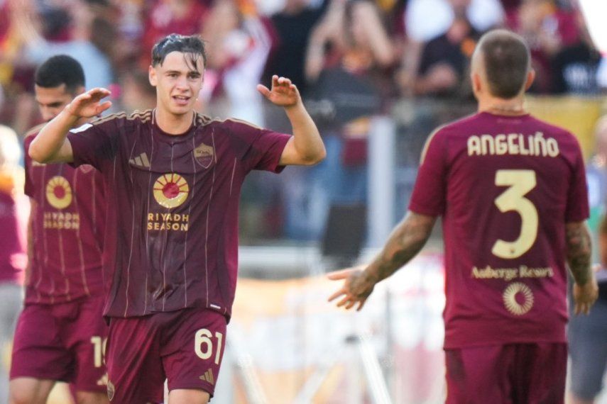 Niccolo Pisilli (izquierda) celebra tras anotar un gol para la Roma en la victoria 2-1 ante Venezia en la Seria A de Italia, el domingo 20 de septiembre de 2024, en Roma.