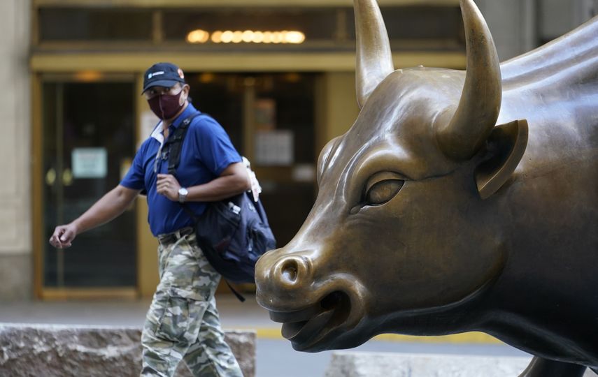 Un hombre pasa frente a la estatua del toro, s&iacute;mbolo de la fuerza del mercado financiero, en Nueva York.&nbsp;