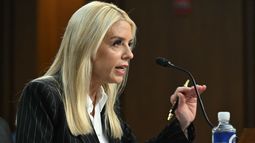 La exfiscal general de Florida, Pam Bondi, responde preguntas en su audiencia de confirmación en el Senado para el cargo de fiscal general de Estados Unidos.