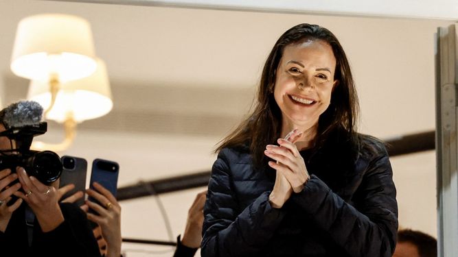 La premio Nobel de la Paz, María Corina Machado, saluda a sus partidarios desde el balcón del Grand Hotel en Oslo, Noruega, la madrugada del 11 de diciembre de 2025.&nbsp;