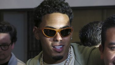 El rapero puertorriqueño Myke Towers posa para retratos con fans después de una conferencia de prensa en la Ciudad de México el lunes 21 de agosto de 2023.