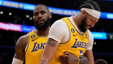 LeBron James, de los Lakers de Los Ángeles, abraza a su compañero Anthony Davis en el sexto partido de la semifinal de la Conferencia Oeste ante los Warriors de Golden State, el viernes 12 de mayo de 2023.