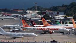 Aviones comerciales de diferentes aerolíneas y jets privados se posan en la pista del Aeropuerto Internacional Simón Bolívar, en Maiquetía, Estado Vargas, Venezuela, el 15 de diciembre de 2020. 