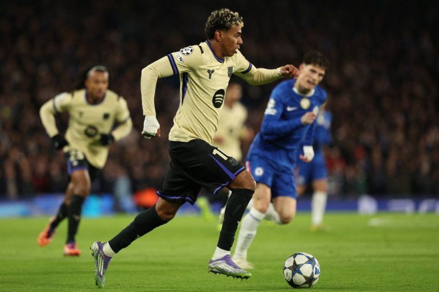 El atacante español del Barcelona, Lamine Yamal, maneja el balón durante un partido ante el Chelsea, el 25 de noviembre de 2025.