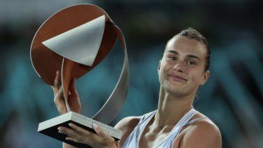 La bielorrusa Aryna Sabalenka levanta el trofeo del Torneo de Madrid, tras derrotar a la número 1 del mundo, la polaca Iga Swiatek.