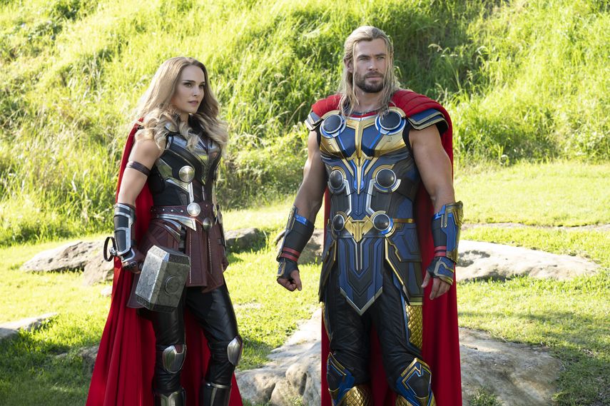 En esta imagen proporcionada por Marvel Studios, Natalie Portman y Chris Hemsworth en una escena de Thor: Love and Thunder.