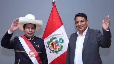 El presidente de Perú, Pedro Castillo, junto al operador de Vladimir Cerrón, Richard Fredy Rojas García, quien es investigado por la fiscalía.