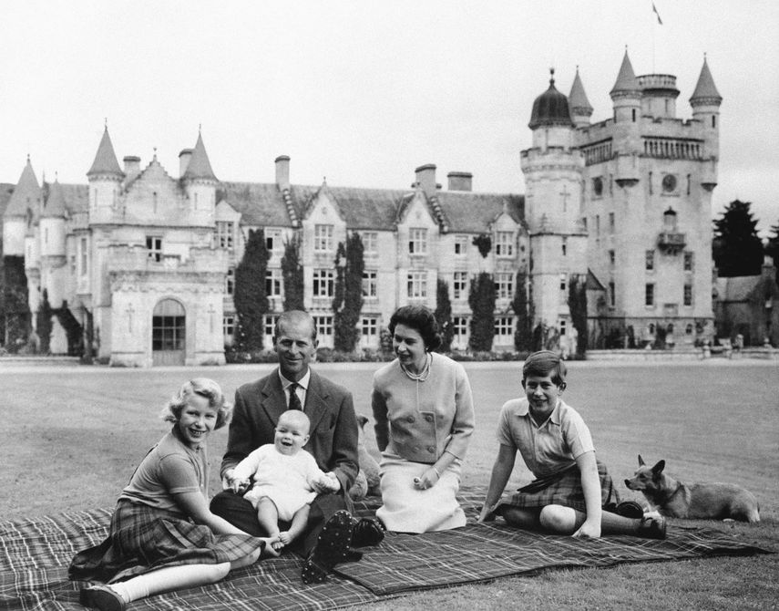 Isabel II, el príncipe Felipe y sus hijos -Carlos, Ana y Andrés- posan para un retrato en el jardín del Castillo de Balmoral en Escocia en septiembre de 1960.