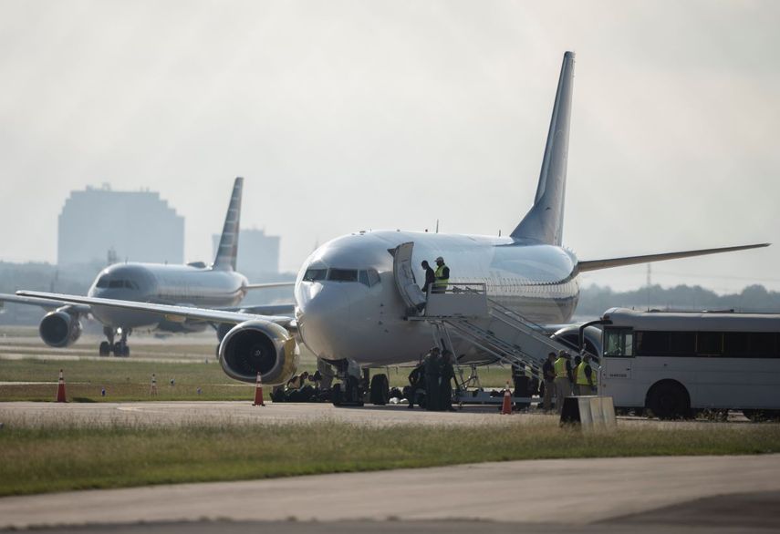Un migrante haitiano aborda un avión fletado el lunes 20 de septiembre de 2021, en el Aeropuerto Internacional de San Antonio.&nbsp;