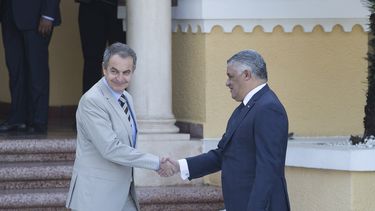 Los primeros en llegar fueron el canciller dominicano, Miguel Vargas, y  el expresidente del Gobierno español, José Luis Rodríguez Zapatero,  quien junto con el mandatario dominicano, Danilo Medina, auspicia el  diálogo.