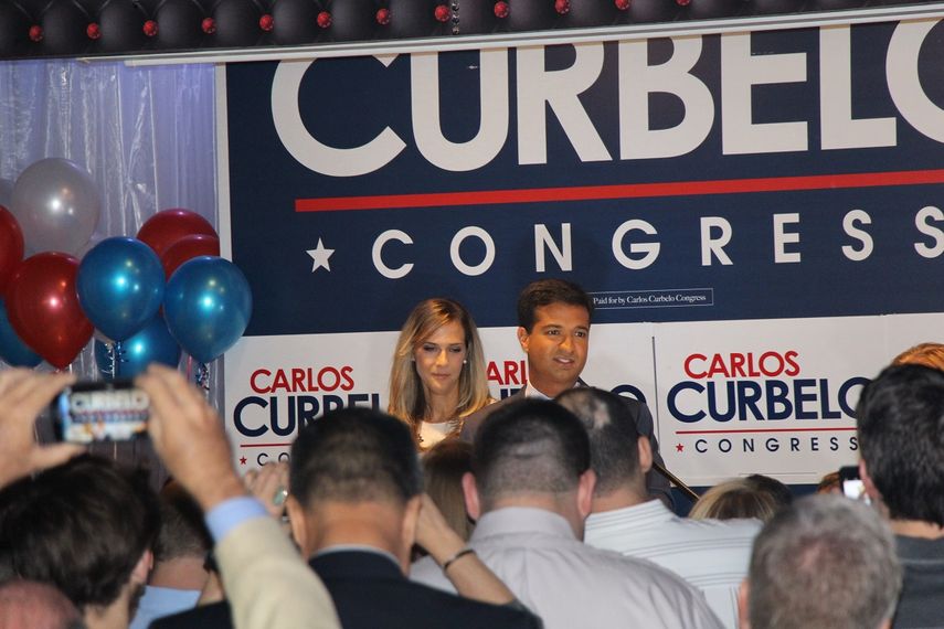 El congresista republicano Carlos Curbelo celebra su triunfo.&nbsp;