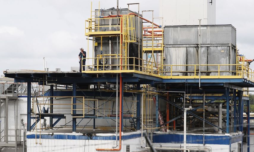 Un empleado de pie cerca de una unidad de refrigeración de la planta de Koch Foods Inc., en Morton, Mississippi, el jueves 8 de agosto de 2019.