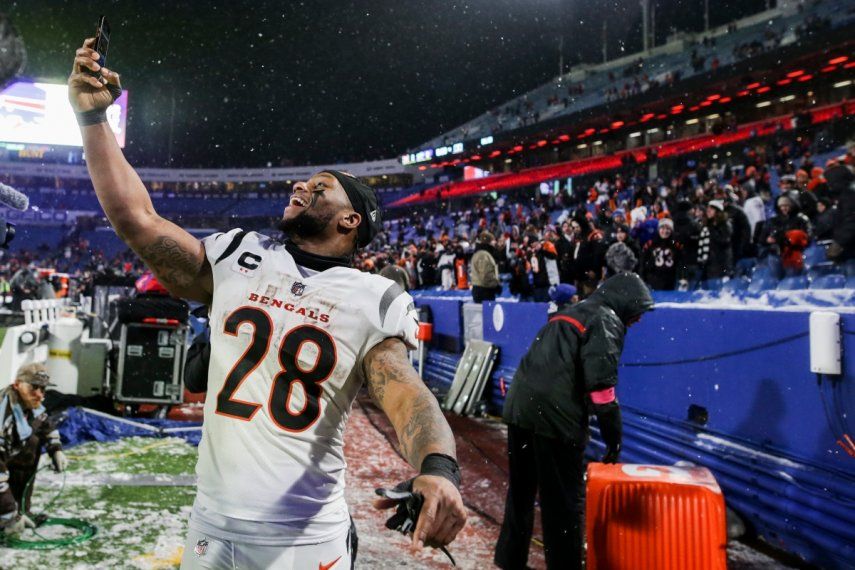 Joe Mixon (28), running back de los Bengals de Cincinnati, se toma una selfie después de que su equipo derrotara a los Bills de Buffalo, en un juego de la NFL de la ronda divisional de los playoffs, el domingo 22 de enero de 2023, en Orchard Park, Nueva York.