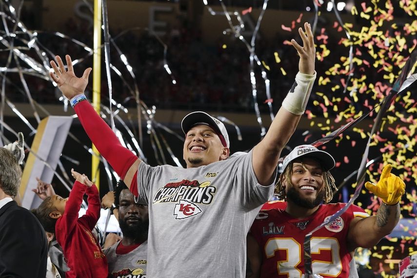 Patrick Mahomes (izquierda) y Tyrann Mathieu de los Chiefs de Kansas City tras vencer a los 49ers de San Francisco en el Super Bowl, el domingo 2 de febrero de 2020.&nbsp;