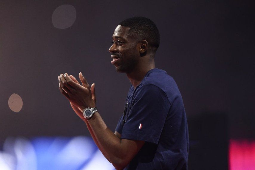 El atacante francés del PSG, Ousmane Dembélé, aplaude durante una ceremonia posterior a la victoria de su club en la Liga de Campeones, el 1 de junio de 2025.