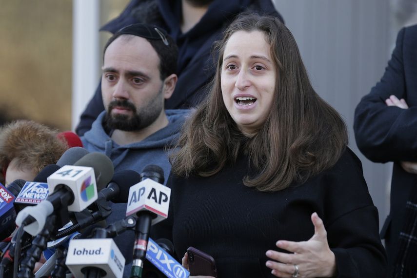 Nicky Cohen, hija de un hombre herido en un ataque contra una celebraci&oacute;n jud&iacute;a en el estado de Nueva York, habla ante periodistas frente a su casa en New City, Nueva York, el 2 de enero del 2020.&nbsp;