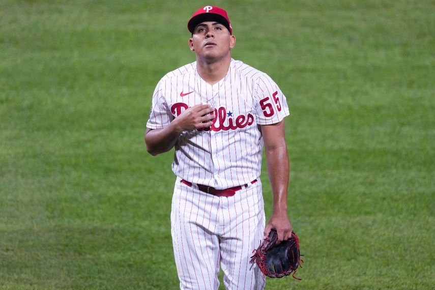 El venezolano Ranger Suárez, abridor de los Filis de Fildadelfia, camina hacia la cueva en el tercer juego de la Serie Mundial, ante los Astros de Houston, el martes 1 de noviembre de 2022 