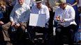 El presidente de Ecuador, Guillermo Lasso, está a la derecha del expresidente estadounidense Bill Clinton y a la izquierda del mandatario colombiano Iván Duque en una ceremonia donde comunica que amplía la Reserva Marítima de Galápagos. Ecuador, viernes 14 de enero 2022.