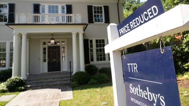 Una vivienda en venta con el anuncio de precio reducido.